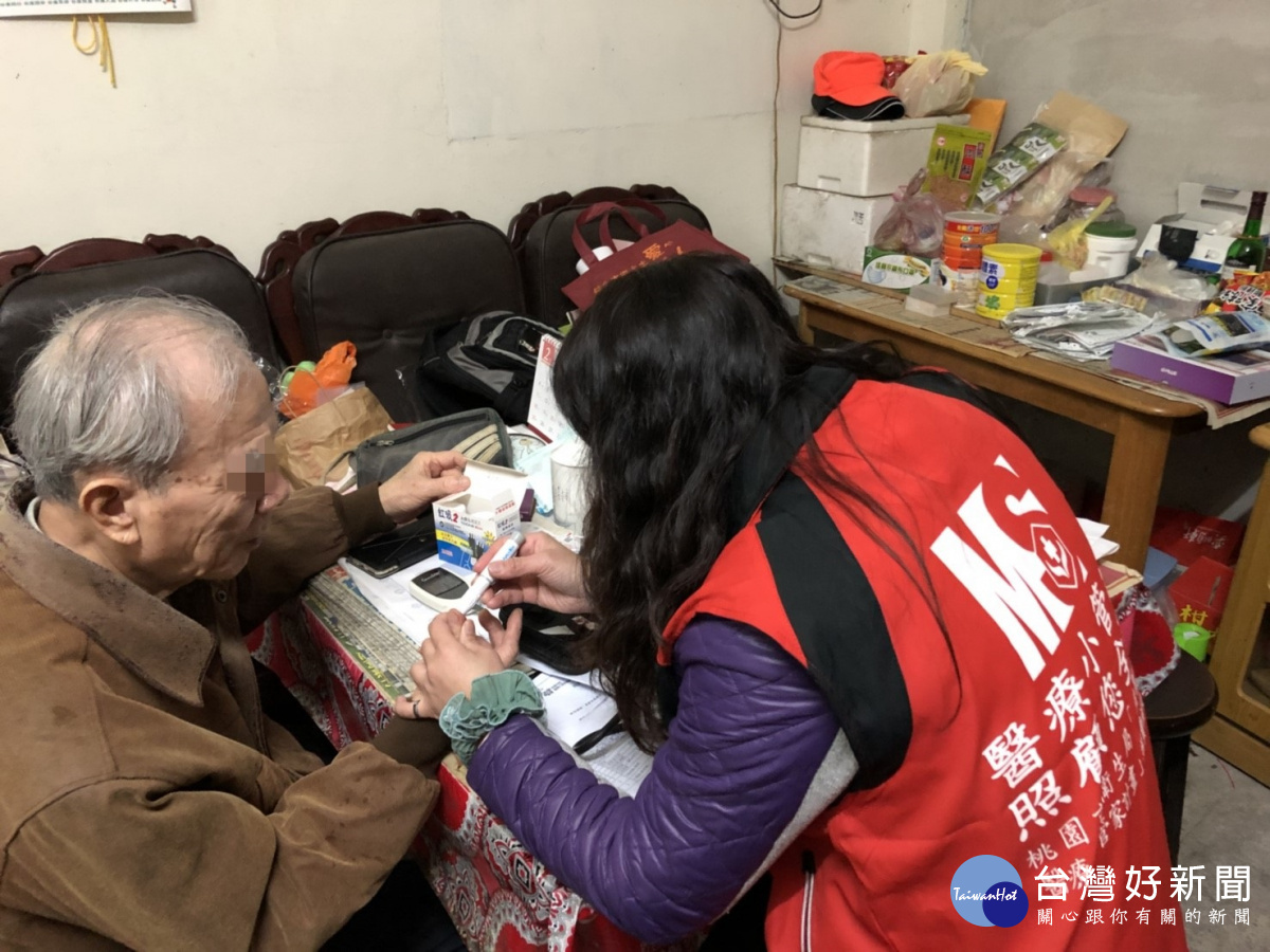 農曆新年到來,龍潭敏盛醫院醫護共照團隊延續往年「歲末送暖上門探望關懷獨居老人」活動。