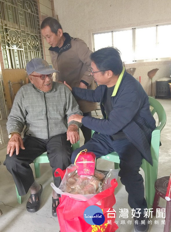 口湖鄉長林哲凌以實際的陪伴行動傳遞暖心關懷,讓鄉內長輩們歡喜迎新春、平安過好年。(記者陳昭宗拍攝)