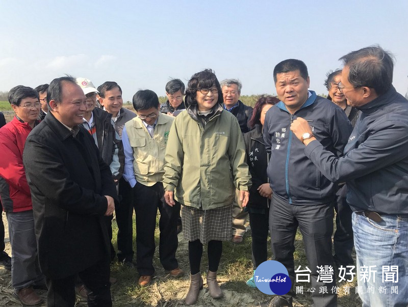 農委會主委林聰賢、立委蘇治芬及麥寮鄉長許忠富一同考察「推動大糧倉方案暨行動計畫」國家級智慧農業基地規劃執行成效。(記者陳昭宗翻攝)