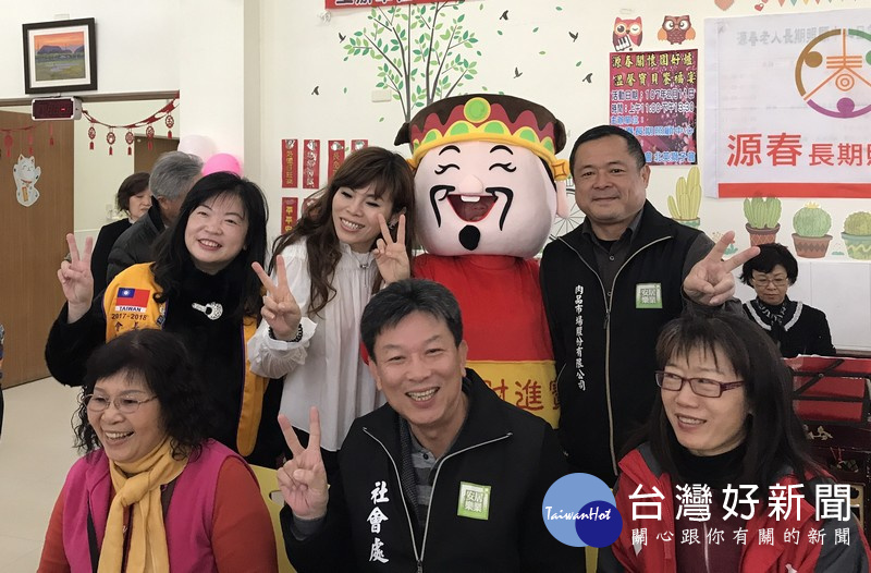 社會處長徐忠徹等貴賓蒞臨勉勵與祝福,希冀提供在地鄉親更多實質的服務,讓出外打拚的子女們可以放心工作。(記者陳昭宗拍攝)