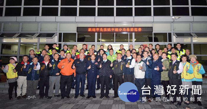 桃園市長鄭文燦在警察局長黎文明的陪同下,慰勞春節期間執行安全維護工作的警察同仁。