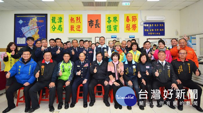 桃園市長鄭文燦在警察局長黎文明的陪同下，慰勞春節期間執行安全維護工作的警察同仁。