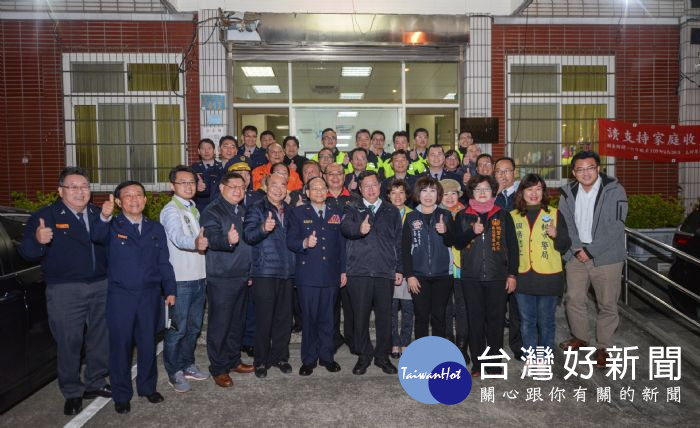 桃園市長鄭文燦在警察局長黎文明的陪同下,慰勞春節期間執行安全維護工作的警察同仁。