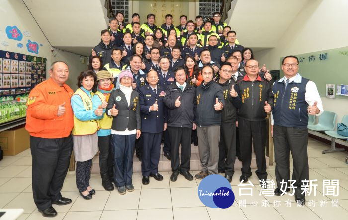 桃園市長鄭文燦在警察局長黎文明的陪同下，慰勞春節期間執行安全維護工作的警察同仁。