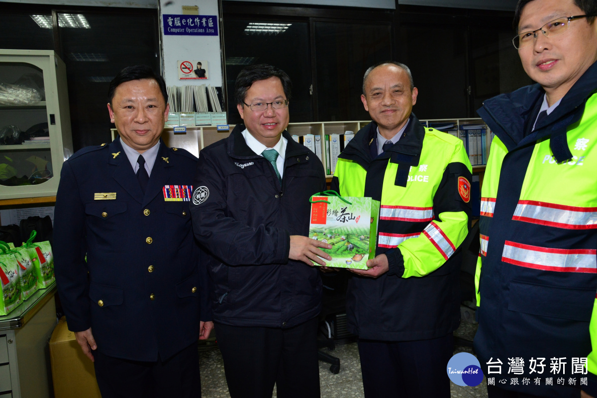 市長鄭文燦到楊梅警分局草湳派出所，慰勞執勤員警及義警、民防、義交、守望相助隊及婦女志工辛勞。