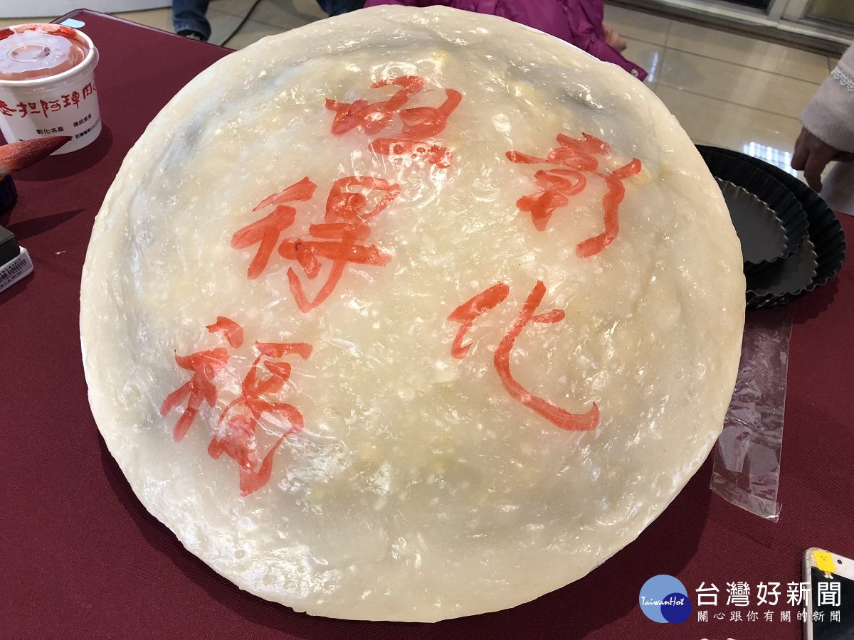 彰化獨立電影節以《花甲大人轉男孩》開幕,副縣長林明裕大顆肉圓上提字祝福。圖/記者鄧富珍攝