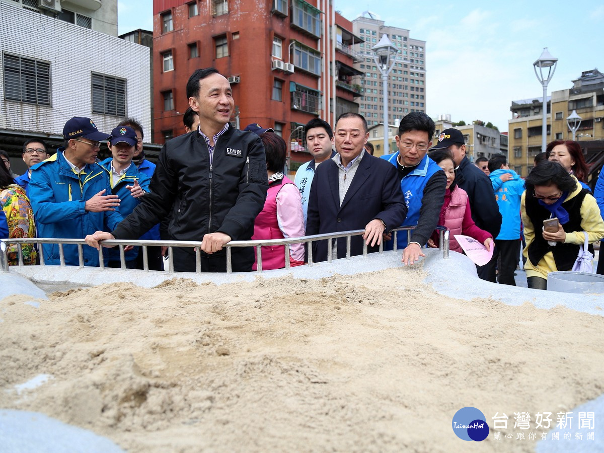 新北市長朱立倫13日上午視察由自強游泳池改建而成的中和區佳和公園。(圖/記者黃村杉攝)