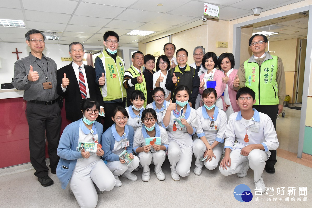 彰化縣長魏明谷春節前夕 =,提早向住院病童及家屬慰問關懷拜早年。圖/記者鄧富珍攝