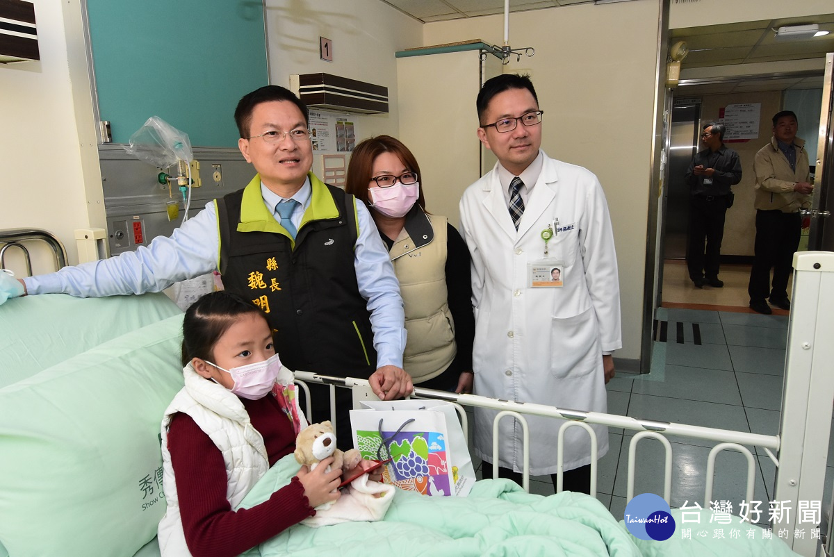 魏魏明谷縣長春節前夕 提早向住院病童及家屬慰問關懷拜早年。圖/記者鄧富珍攝