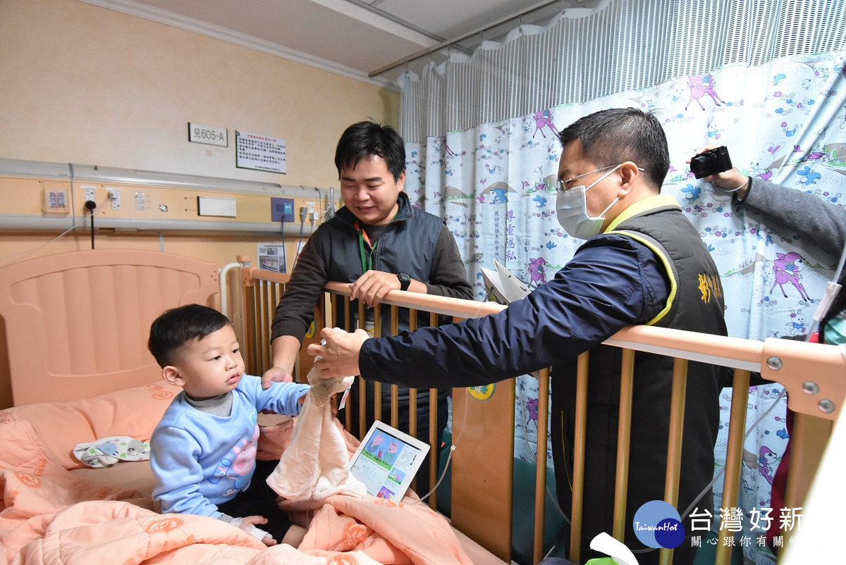 縣長魏明谷春節前夕 提早向住院病童及家屬慰問關懷拜早年。圖/記者鄧富珍攝