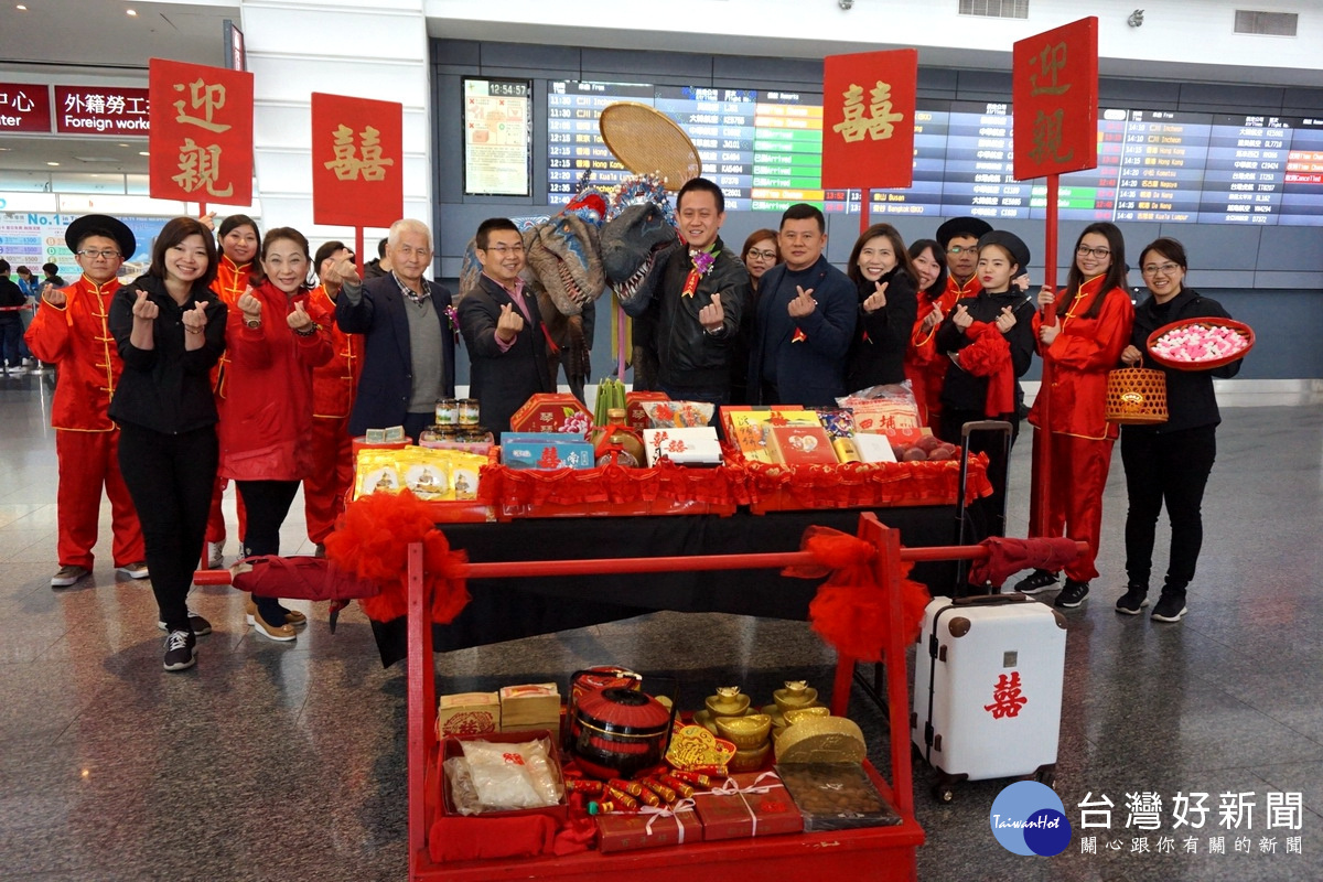 為推動南投縣觀光發展,南投縣府仿照泰國恐龍星球的恐龍結合南投縣農特產品,希冀透過共同曝光帶動縣市之觀光人潮,與寓教於樂之目的,先後引進2隻恐龍,於日前在桃園機場舉行古式傳統迎娶婚禮儀式。