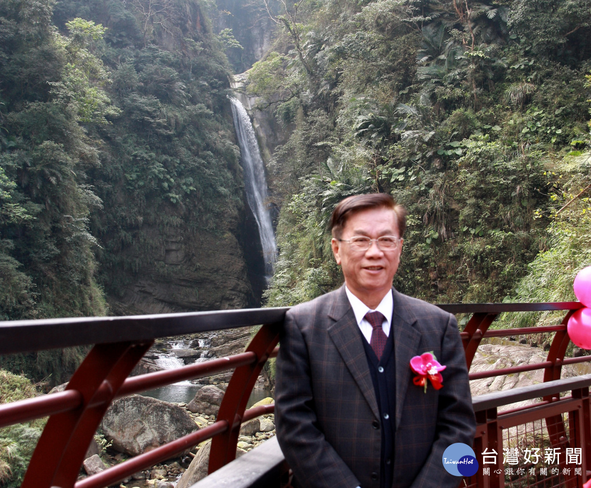 南投縣長林明溱歡迎大眾春節到瑞龍瀑布賞景。(記者扶小萍攝)