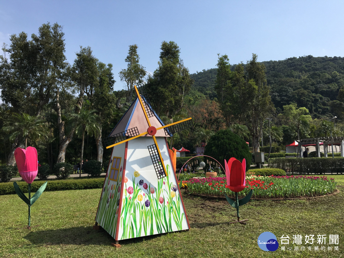 彩繪風車搭配鬱金香，更添風彩（圖／台北市工務局公園處提供）