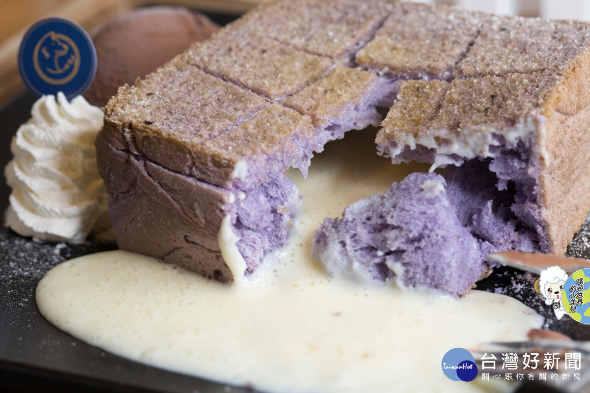紫薯吐司搭配香草牛奶內餡。