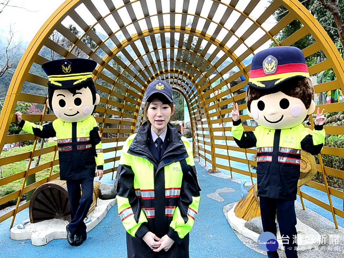 春節期間避免塞車,交通分隊交點女警宣導各景點相關替代道路規劃,希望民眾能多加利用。