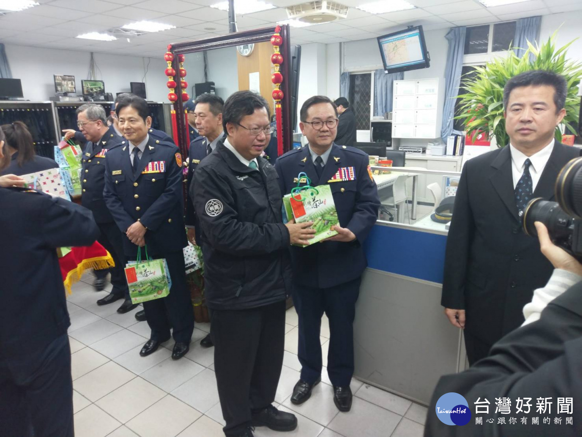 市長鄭文燦由警察局黎局長陪同,前往保安警察大隊及10個分局慰勉員警維護治安辛勞,並肯定協勤民力的付出。