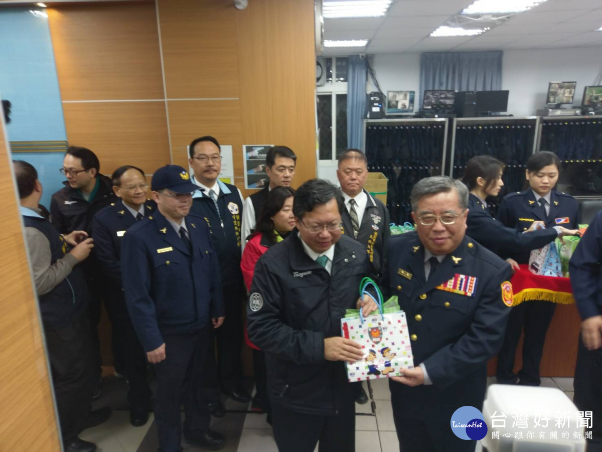 市長鄭文燦由警察局黎局長陪同,前往保安警察大隊及10個分局慰勉員警維護治安辛勞,並肯定協勤民力的付出。