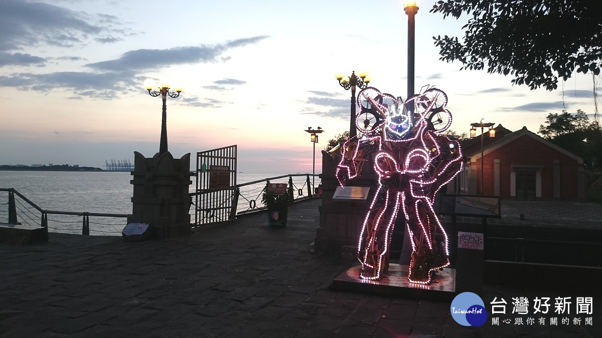 鐵馬金剛迎著夕陽餘暉(圖/新北市水利局提供)