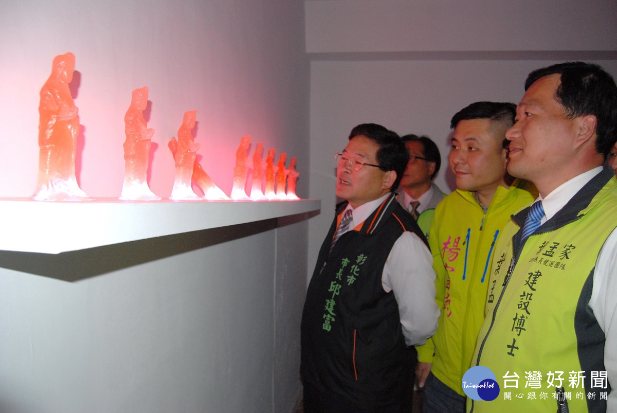 彰化市長邱建富等人在南瑤宮地窖特展室欣賞糖塑媽祖雕像。圖／記者鄧富珍攝