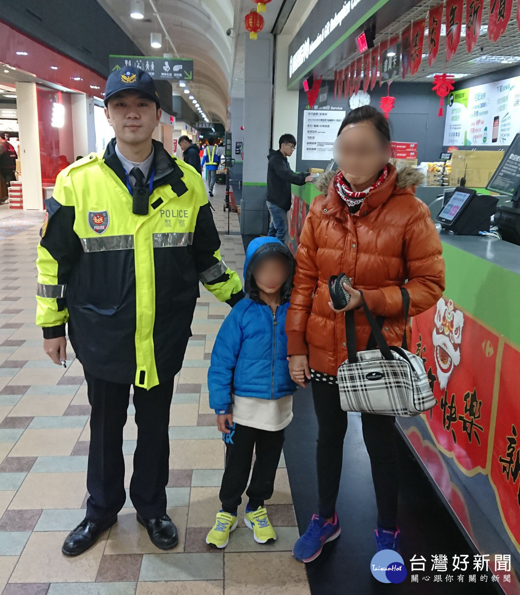 警方土法煉鋼帶著陳童沿著商場的走道繞圈圈，果然在服務臺附近找到陳童母親。