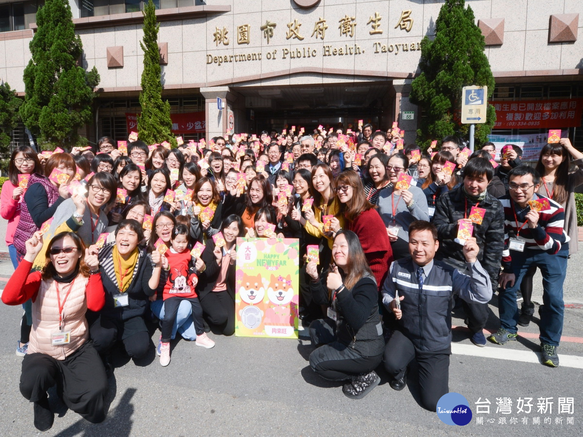 桃園市長鄭文燦向市府員工辭歲賀節，並發送「桃喜雙全（犬）」新春福袋。