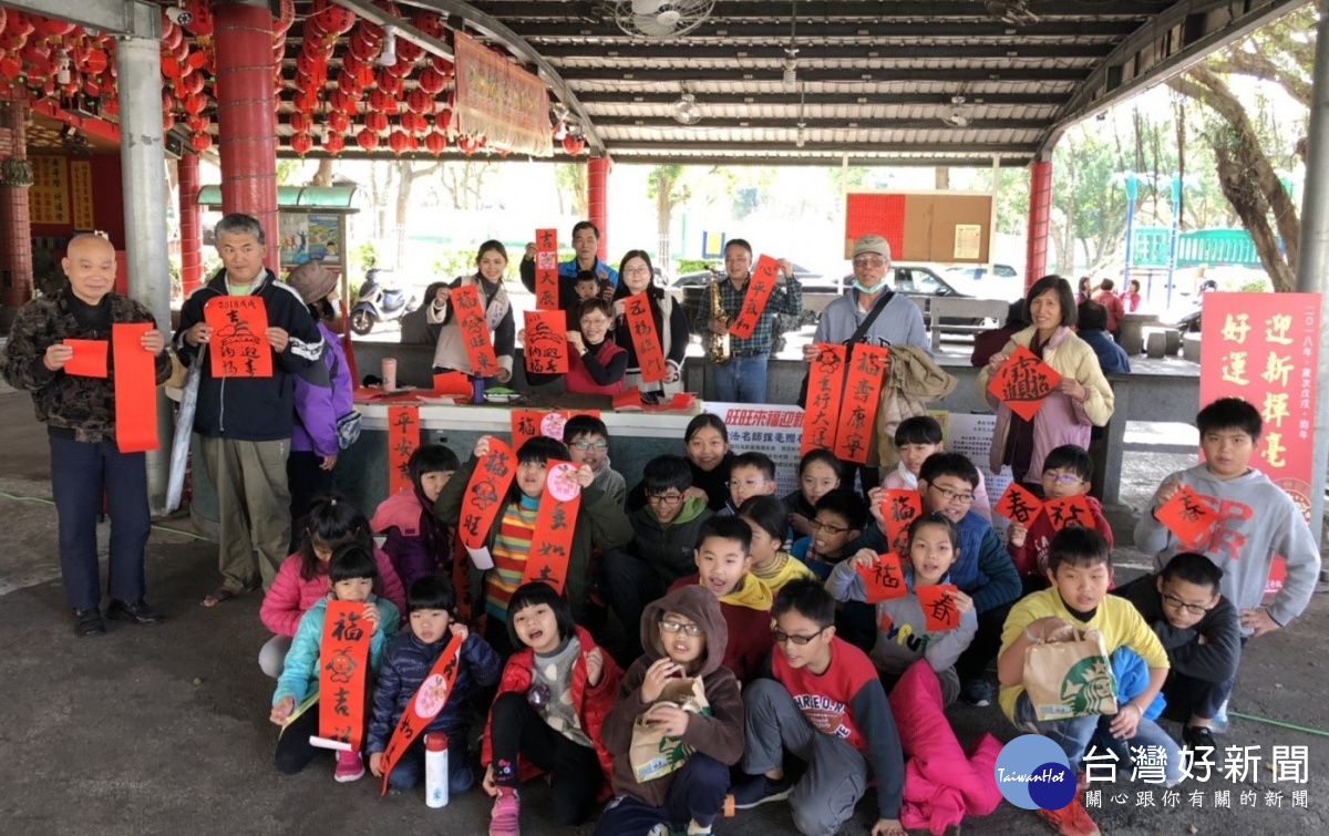 龍潭敏盛醫院醫護團隊邀請「蘭薈筆藝學會」，前往社區關懷據點辦理迎新揮毫贈春聯活動。