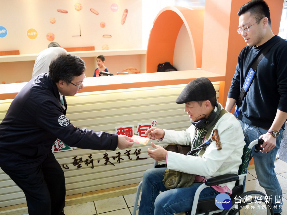 桃園市長鄭文燦視察機捷除向旅客們祝福春節快樂之外，也致贈「桃喜雙全（犬）」福袋。