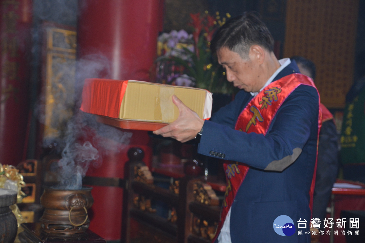 財務大臣依古禮向千歲爺申領打開天庫,過程隆重肅穆。(圖/記者黃芳祿攝)