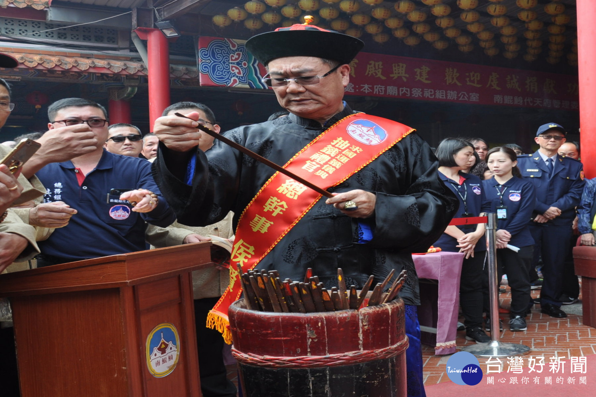 侯賢遜總幹事抽出丙子籤。