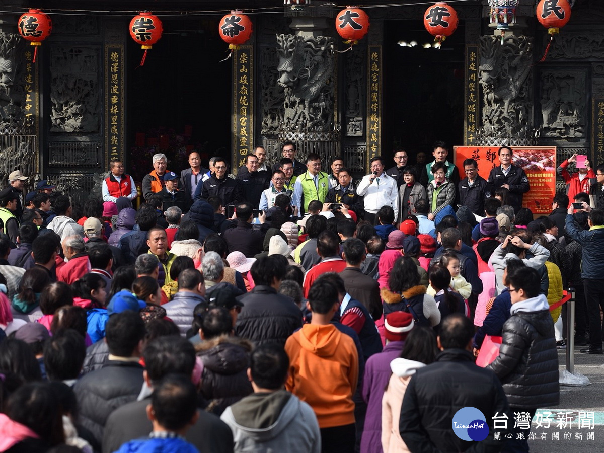 桃園市長鄭文燦前往中壢區崇德宮參香,並發送「桃喜雙全(犬)」福袋給前來走春參香的市民。