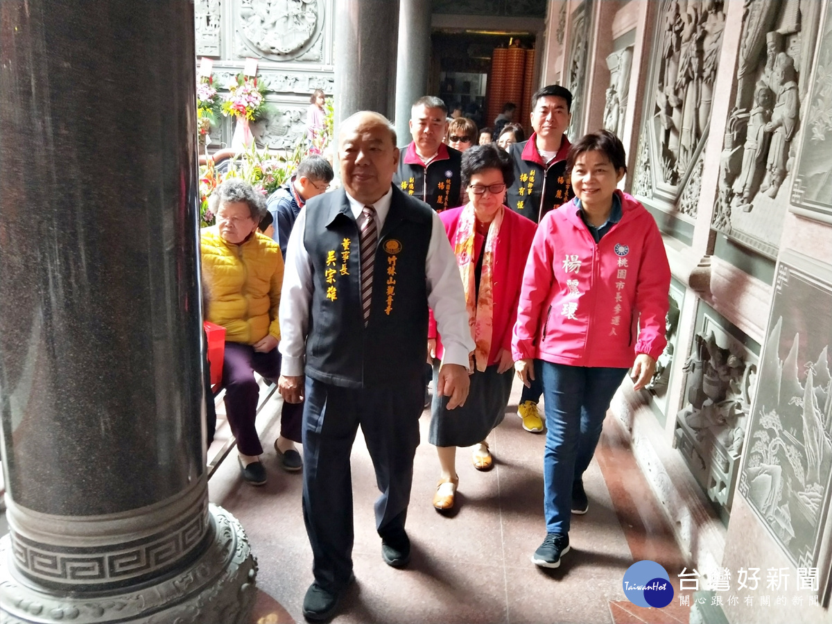 楊麗環馬不停蹄拜票 大年初二走訪六座宮廟(竹林山寺董事長吳宗雄引領楊麗環上香祈福)