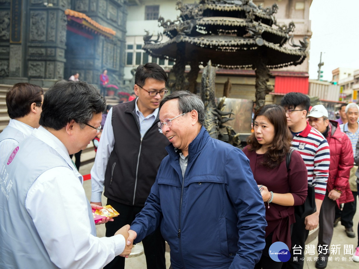 桃園市長鄭文燦前往觀音區保障宮、甘泉寺參香祈福,並發送「桃喜雙全(犬)」福袋給市民朋友。