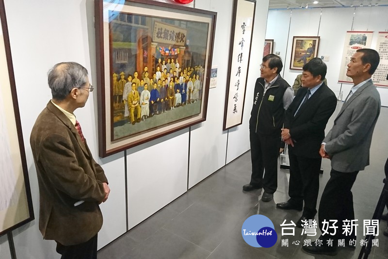 蔣渭水文化基金會執行長蔣朝根與文化處長林孟儀、北港鎮長張勝智、北港鎮代表會主席蔡咏鍀等一同欣賞畫作。（記者陳昭宗拍攝）