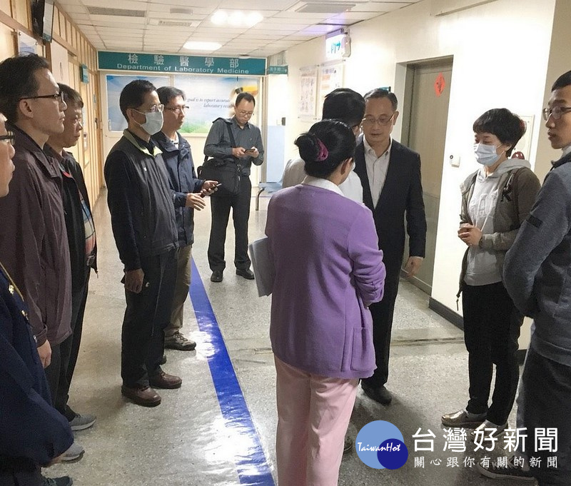 臺西分局長曾學貴除夕至崙豐所慰勤時身體不適,緊急送醫治療,警政署長陳家欽特別前往探視,聽取醫師說明。(記者陳昭宗翻攝)