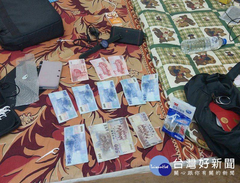 屋主外出用餐返家發現異狀,立即撥打110報案,警網迅速到場將人逮捕,並尋回到手的贓款7000多元。(記者陳昭宗拍攝)