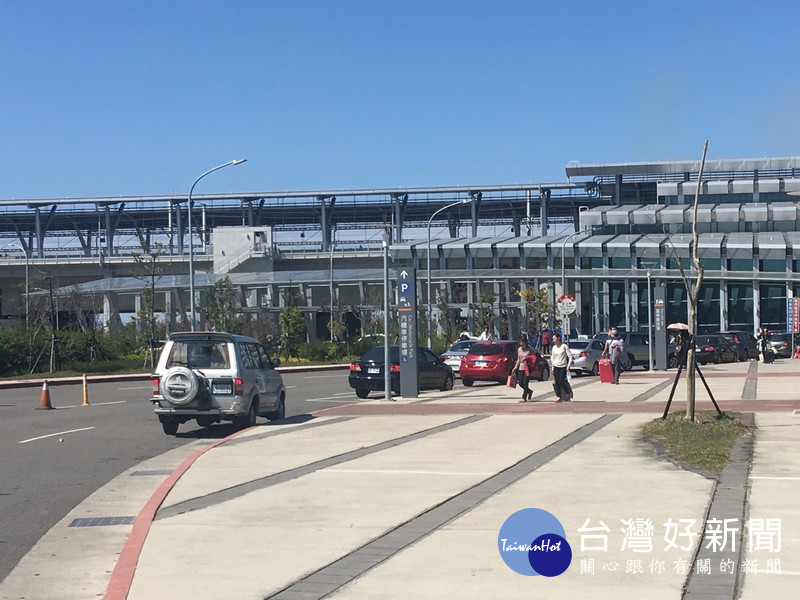 為改善尖峰時段交通壅塞問題,虎尾警方實施改道分流,高鐵雲林站週邊道路車流順暢。(記者陳昭宗拍攝)