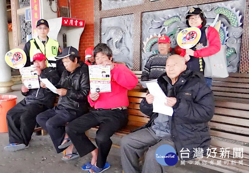 北港警分局預防犯罪宣導團向民眾宣導春節期間「防竊、防搶、防詐騙、反毒預防犯罪暨交通安全措施」。(記者陳昭宗拍攝)
