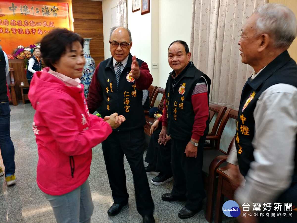 楊啟忠朝天宮求得上上籤 光明正大可贏得初選(楊麗環拜會仁海宮董事長李合鑑)