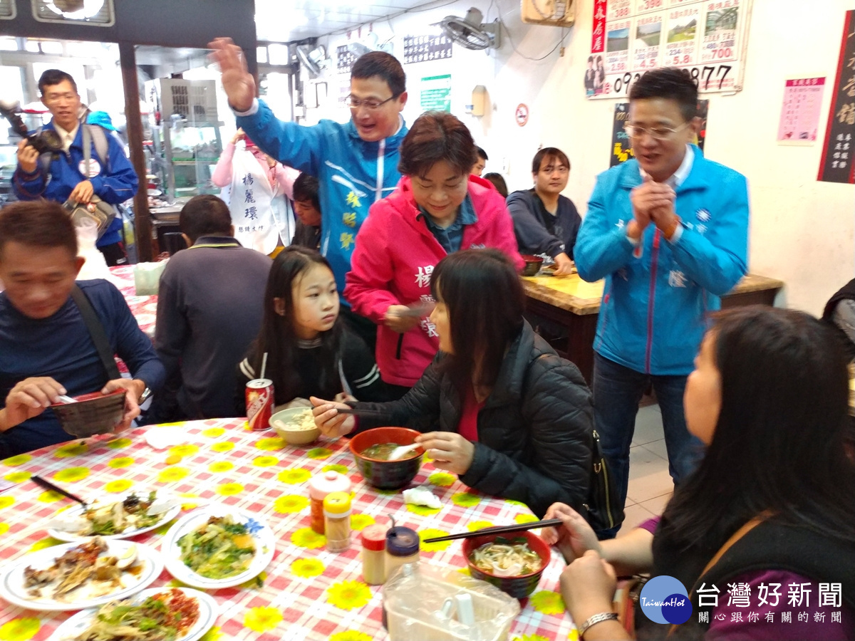 楊麗環以掃街方式從南天宮走到附近的龍元宮,一路上發著宣傳品並和商家寒暄