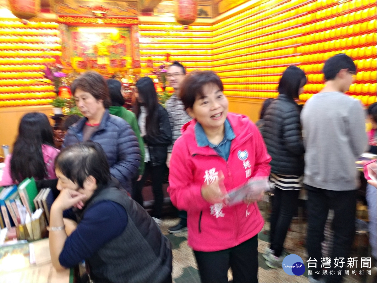 楊麗環以掃街方式從南天宮走到附近的龍元宮,一路上發著宣傳品並和商家寒暄