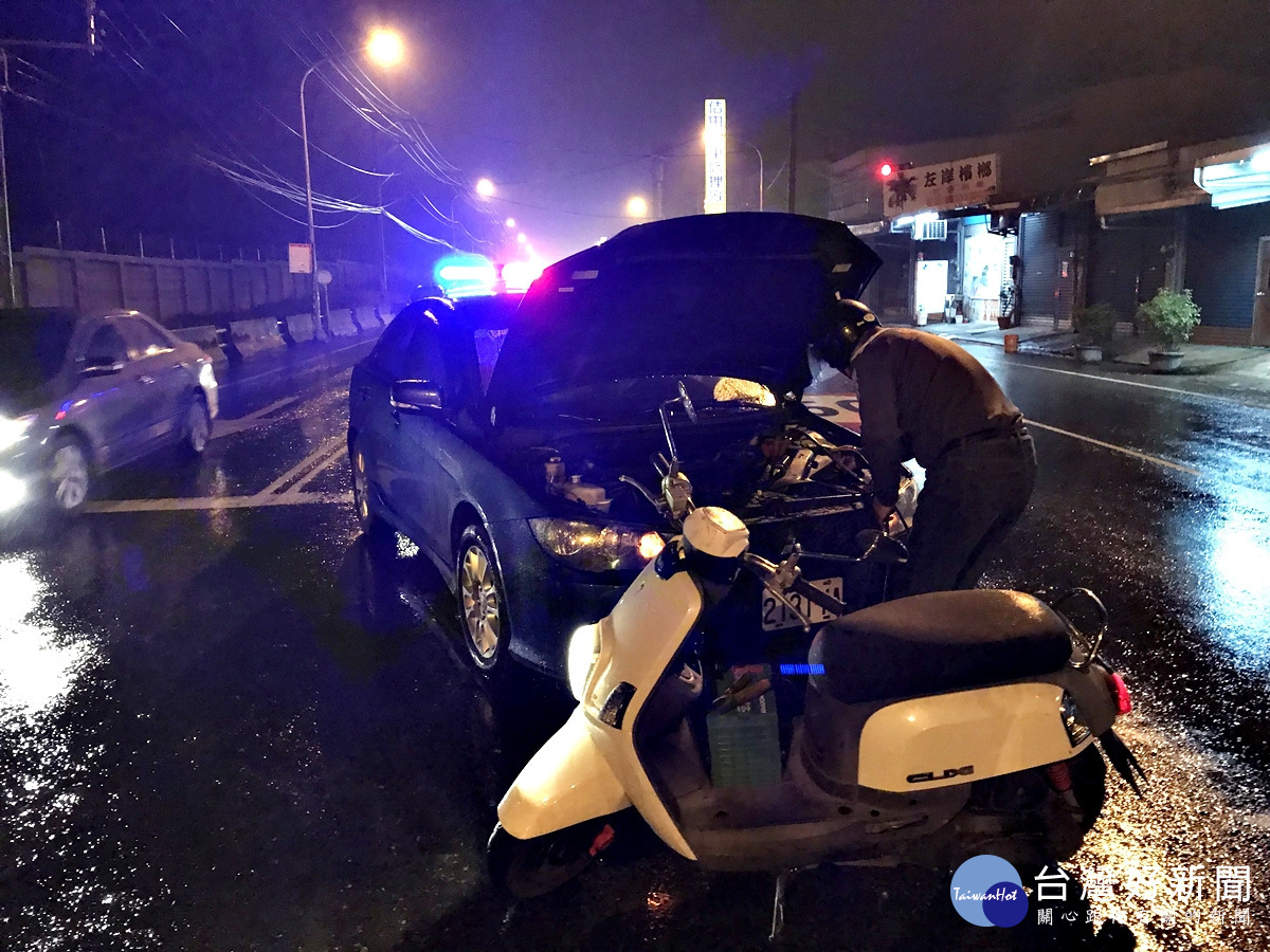 龍潭警方找來從事汽車修理的平時協勤的民防義警到場查看,順利的排除車輛問題