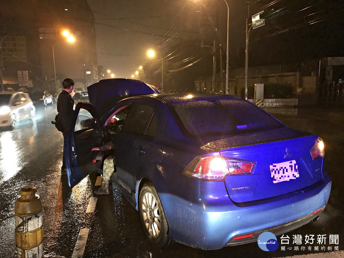 女兵駕車拋錨熄火 龍潭暖警推車即刻救援