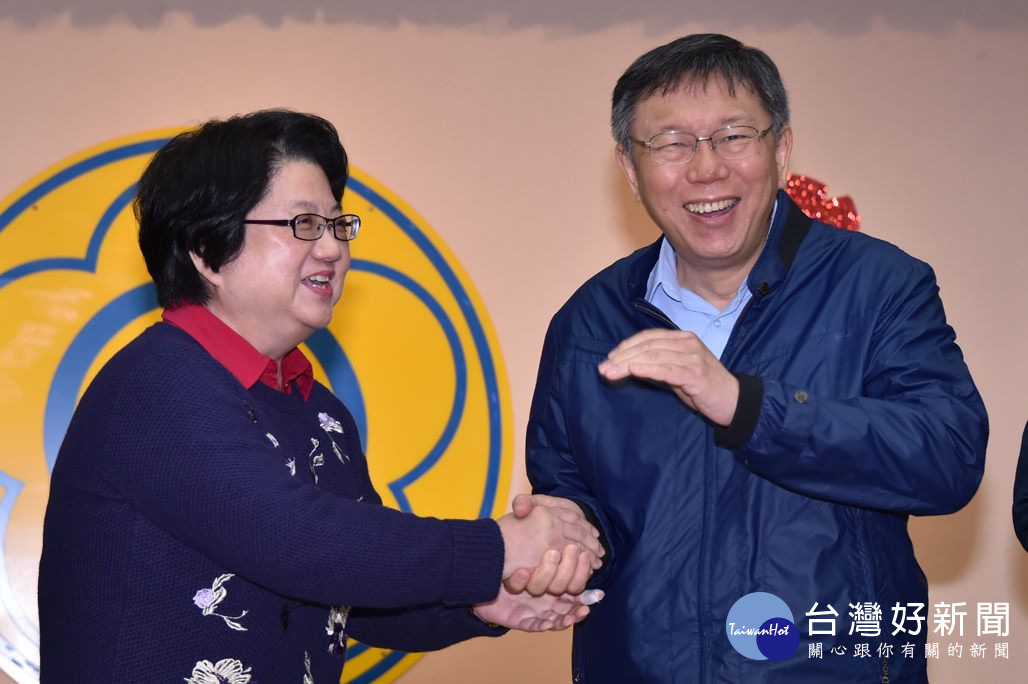 台北市長柯文哲和議長吳碧珠互道恭喜。
