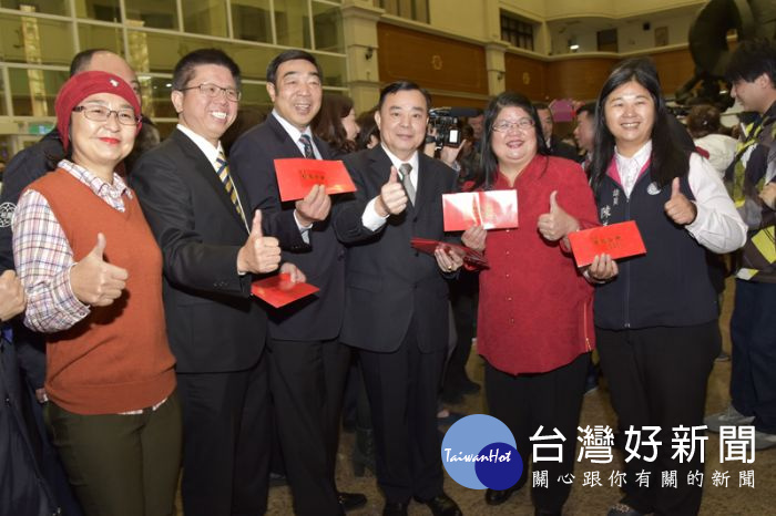 議員們向邱議長拜年，領取開運紅包。