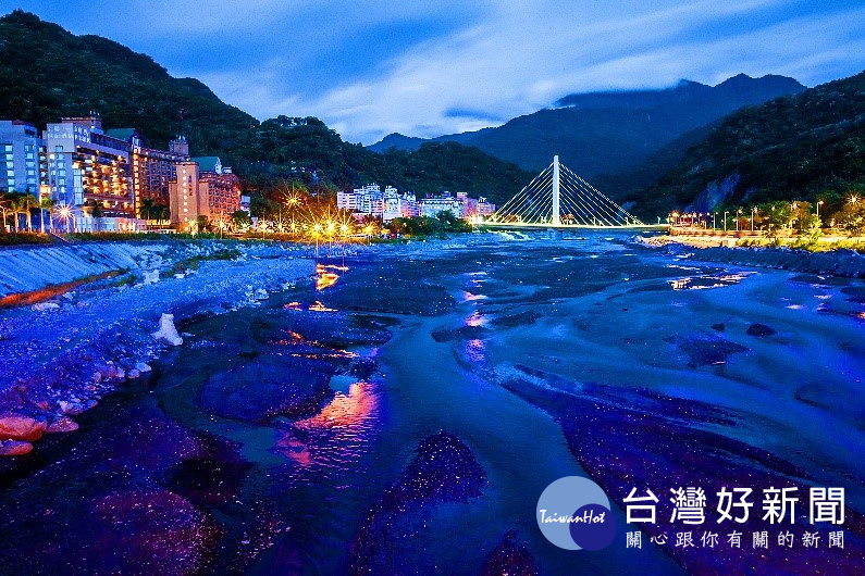 「知本溫泉」泡溫泉同時可享受山林之美,四季之景,還能品嘗特有的卑南原民美食。(圖/交通部觀光局)