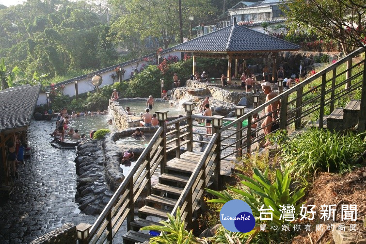 「新北投溫泉」為台灣開發最早的溫泉鄉,具有白磺、青磺及鐵磺多種泉質,人文歷史豐富,並有全台唯一新北投捷運溫泉列車。(圖/交通部觀光局)
