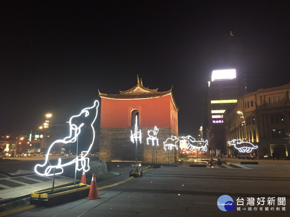 北門廣場四周有20隻臺灣犬分身影燈環繞，小狗分身們隨著燈光變化，呈現追、跑、玩、跳。（圖／北市觀傳局提供）