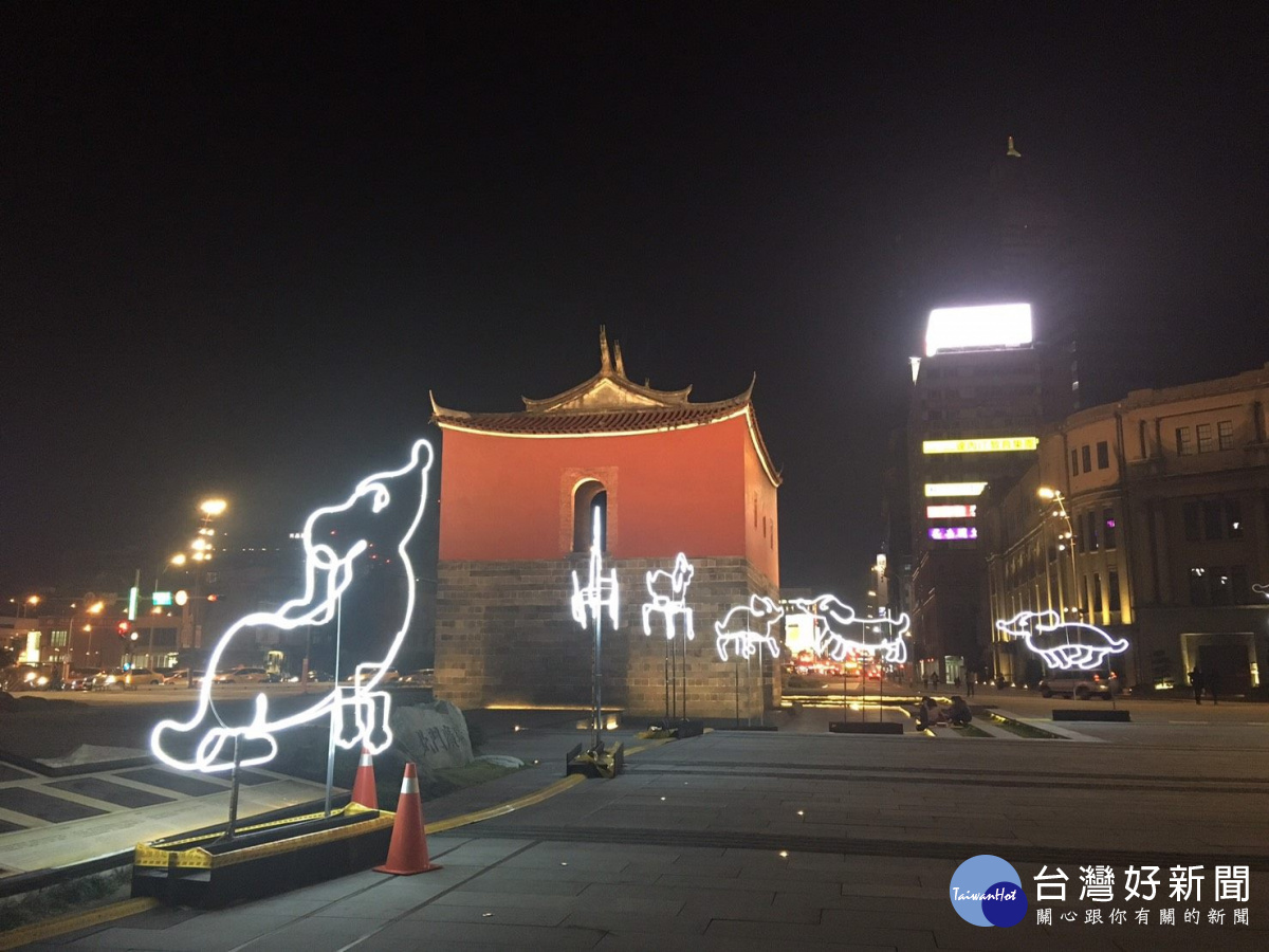 北門廣場四周有20隻臺灣犬分身影燈環繞,小狗分身們隨著燈光變化,呈現追、跑、玩、跳。(圖/北市觀傳局提供)