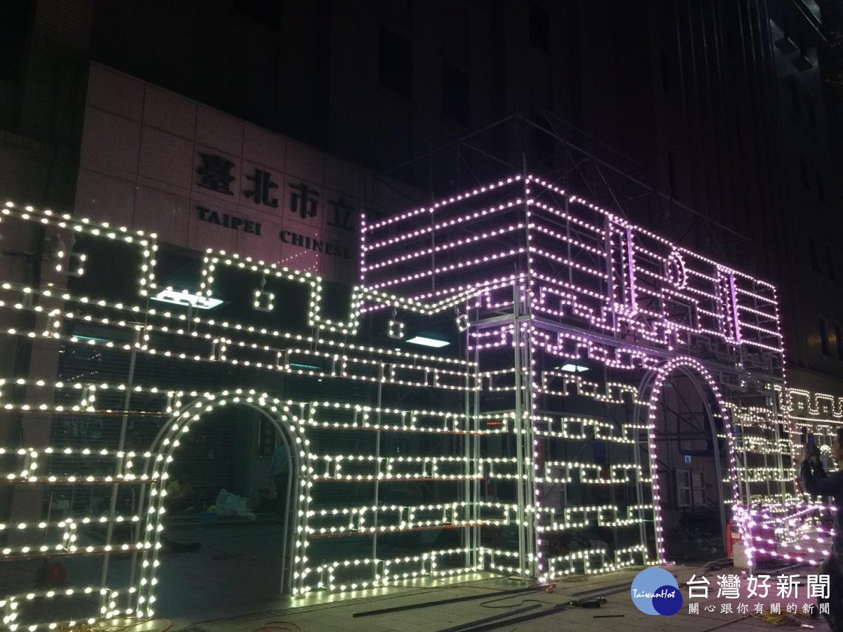祈福燈區作品「西門城垛」還原昔日華麗的西門(寶成門)舊城牆意象。(圖/北市觀傳局提供)