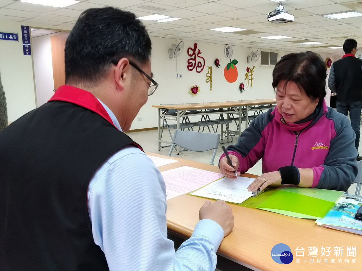 桃園市長領表、登記作業,立委陳學聖由辦公室主任武九齡代為領表。